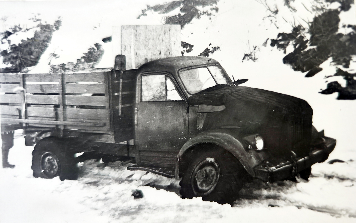 У этого ГАЗ-63 лопнул поворотный кулак правого колеса