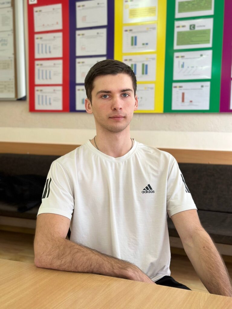   Владислав Кубрак, студент 3 курса по специальности «Техническое обслуживание и ремонт двигателей и агрегатов автомобилей». 
Интерес к автомеханике Владиславу привил отец, с которым он с детства занимался ремонтом машин. Сегодня это увлечение переросло в серьёзный практический проект – полную реставрацию автомобиля ВАЗ-2106. Профессиональные навыки юноши высоко оценены на краевом уровне: Владислав –призёр специализированных конкурсов по сборке двигателей. Стремясь стать универсальным специалистом, он планирует пройти дополнительное обучение по профессии автомаляра, а в дальнейшем получить высшее образование и работать по выбранной специальности. Техникум даёт ему отличную теоретическую и практическую базу для развития в будущей профессии. admin