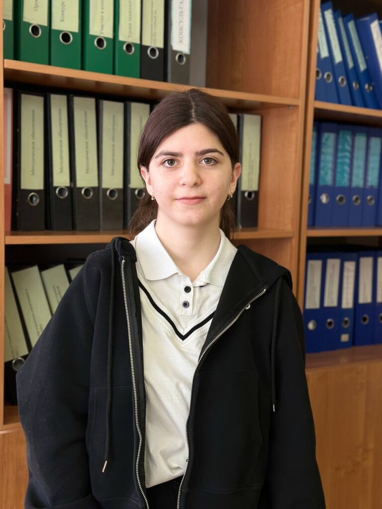   Сузанна Бабаян, студентка 3 курса по специальности «Повар-кондитер». 
Любовь к кулинарии, зародившаяся у Сузанны ещё в детстве, определила её профессиональный выбор. Однако студенческая жизнь гораздо шире кухни и кондитерского цеха. Девушка – неизменный участник и организатор многих общественных инициатив: состоит в «Движении Первых» и отряде «Антинарко», является волонтёром, помогая в проведении патриотических и социальных акций, в том числе по поддержке приюта для животных. Эта активность, помимо отличной учёбы, позволила ей стать обладательницей Губернаторской стипендии. Интересно, что, развиваясь в кондитерском деле, Сузанна также рассматривает для себя карьеру на государственной службе, в том числе в силовых структурах, что говорит о её разносторонности и высокой гражданской позиции. admin