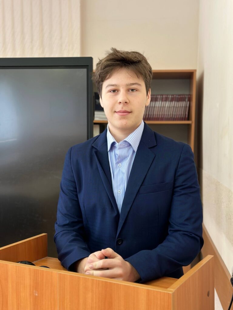   Михаил Петрусенко, студент 2 курса по специальности «Монтаж и наладка электрооборудования гражданских и промышленных зданий». 
Свой профессиональный путь Михаил выбрал осознанно, видя в профессии электрика возможность реализовать интерес к практической работе с техникой. Помимо отличной учёбы, он демонстрирует впечатляющие результаты в спорте: является призёром краевых соревнований по шахматам и входит в сборную техникума по гандболу. Активно участвует в волонтёрских проектах «Движения Первых». Получив дополнительную квалификацию сварщика, Михаил строит амбициозные, но конкретные планы: после окончания техникума и службы в армии он намерен продолжить обучение в московском вузе по электротехническому профилю, чтобы в перспективе претендовать на руководящую должность. admin