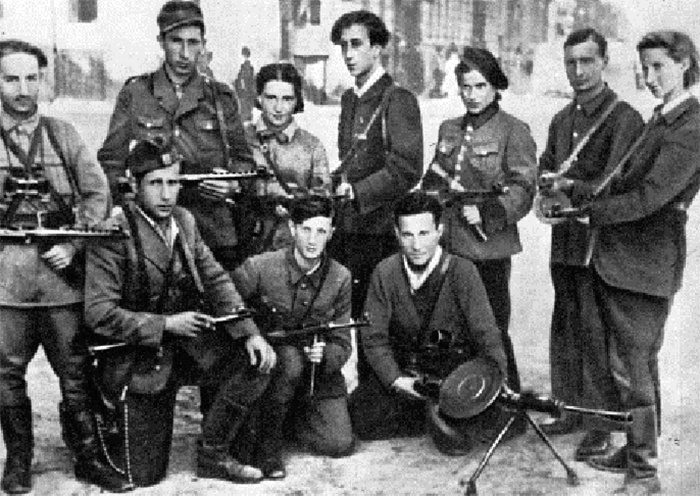 Абба Ковнер (стоит в центре) среди еврейских партизан и подпольщиков гетто, 14 июля 1944 г.
