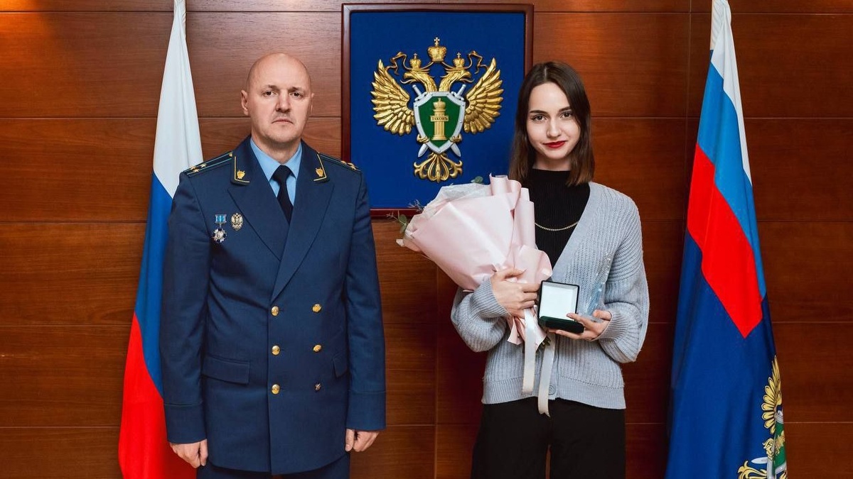    Прокурор Югры наградил педагога из Нижневартовска за победу в конкурсе