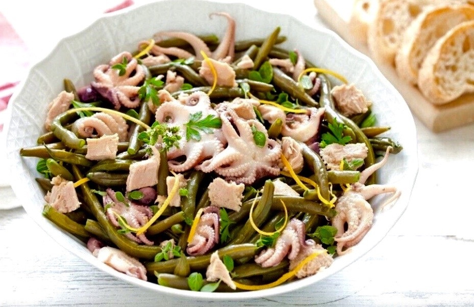 Салат с тунцом, морепродуктами и зеленой фасолью.