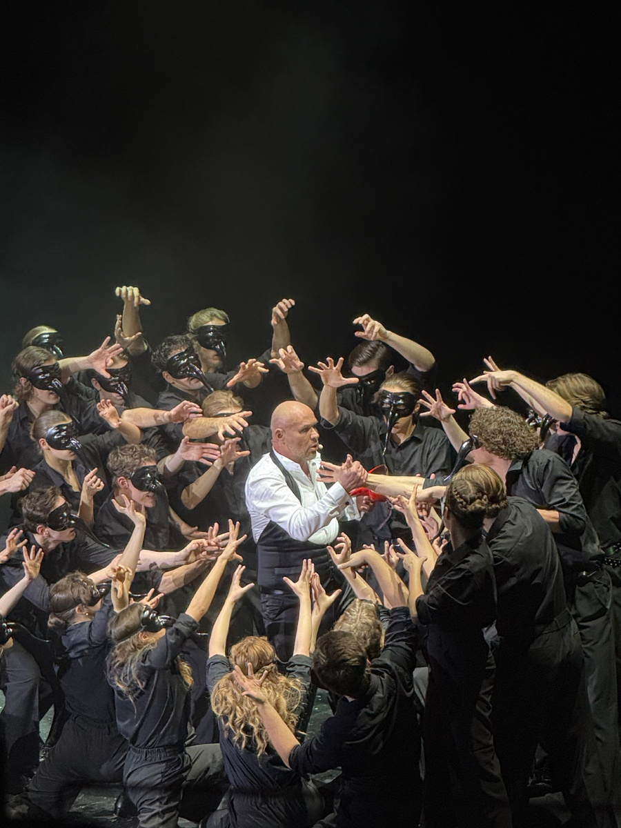 Максим Аверин и его студенты 