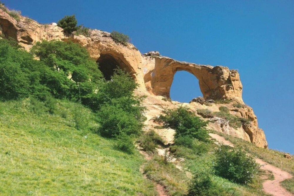    Гора приобрела необычную форму из-за ветра. Фото: Телеграм-канал главы Кисловодска Евгения Моисеева