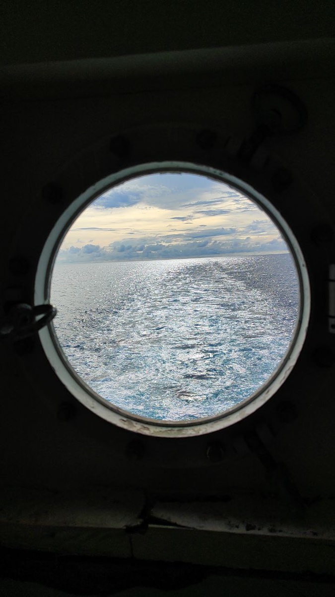 Иллюминатор в гальюне