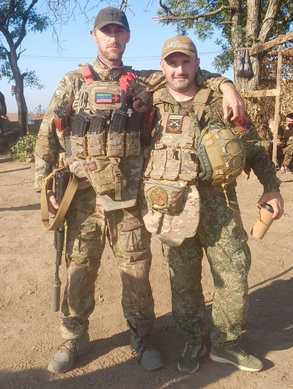    Последнее совместное фото Анатолия Кремнева и Камиля Сулейманова, сделанное в октябре 2025 года на полигоне под Мелитополем. Они проходили обучение перед решающим боевым заданием. В той операции Камиль лишился зрения, а Анатолий погиб / фото из семейного архива Сулейманова