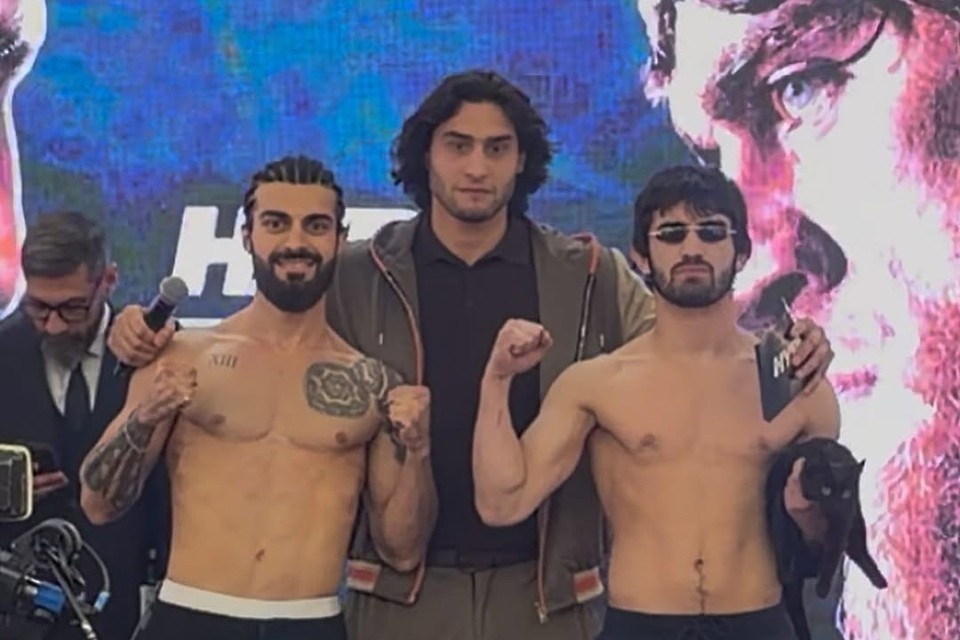    Даже представиться перед боем Хаскил вышел с кошкой. Фото: соцсети Хаскила