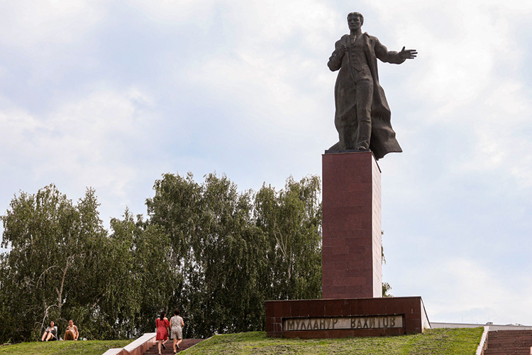    Памятник Муллануру Вахитову в Казани.   
Фото: «БИЗНЕС Online»