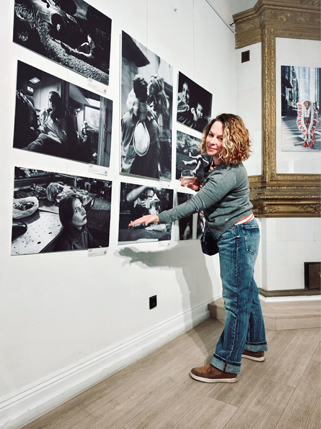 Елена Николаева рядом со своей фотоработой