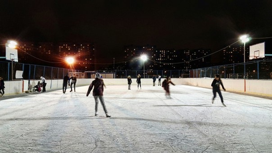 Сколько можно терпеть: в Москве наши парни выкинули за борт катка детей иноземцев. Теперь их старшие грозятся подать в суд.