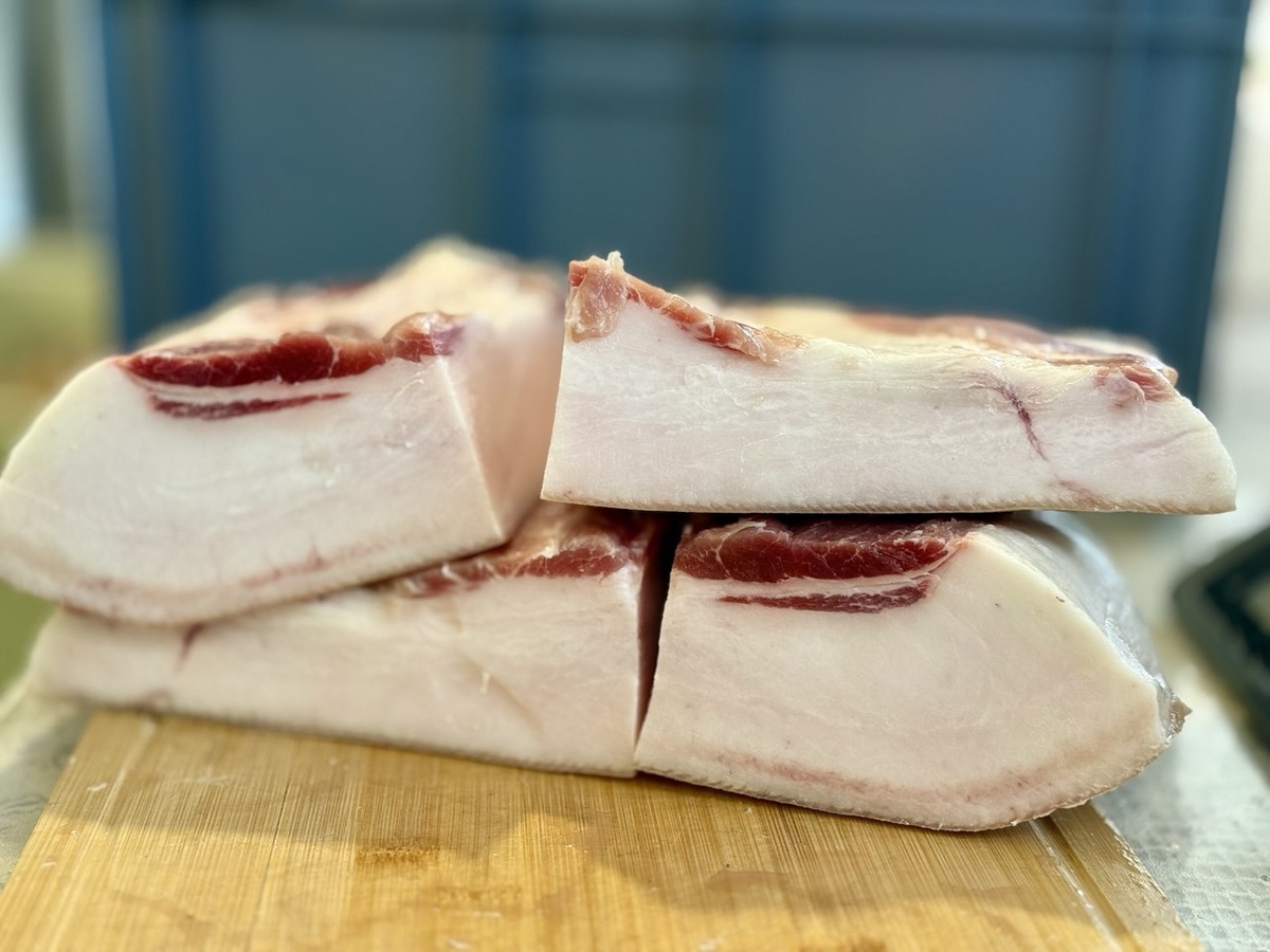 Сало солёное -шпик (мяса минимально)