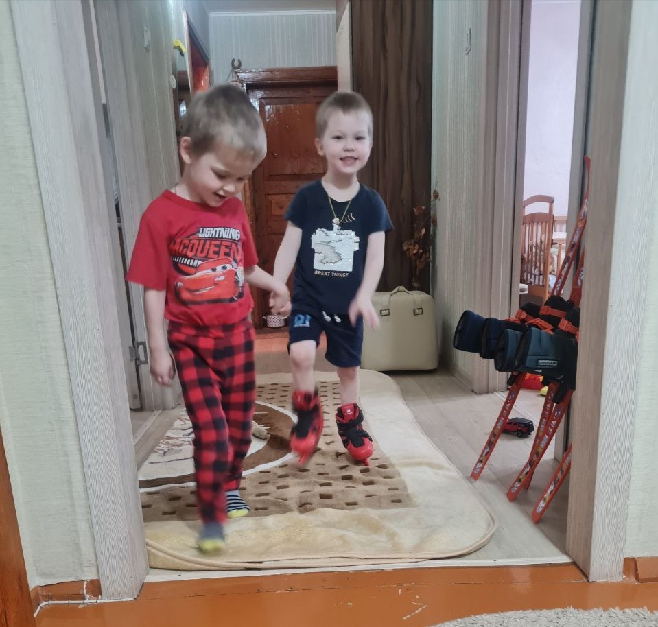 Учатся на коньках стоять