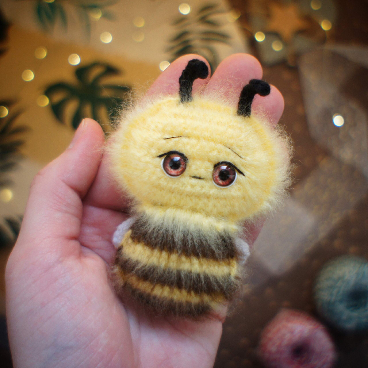 Мастер-класс на пчелку: Катя Глебова. Игрушки связала и начесала: Ольга Резепова