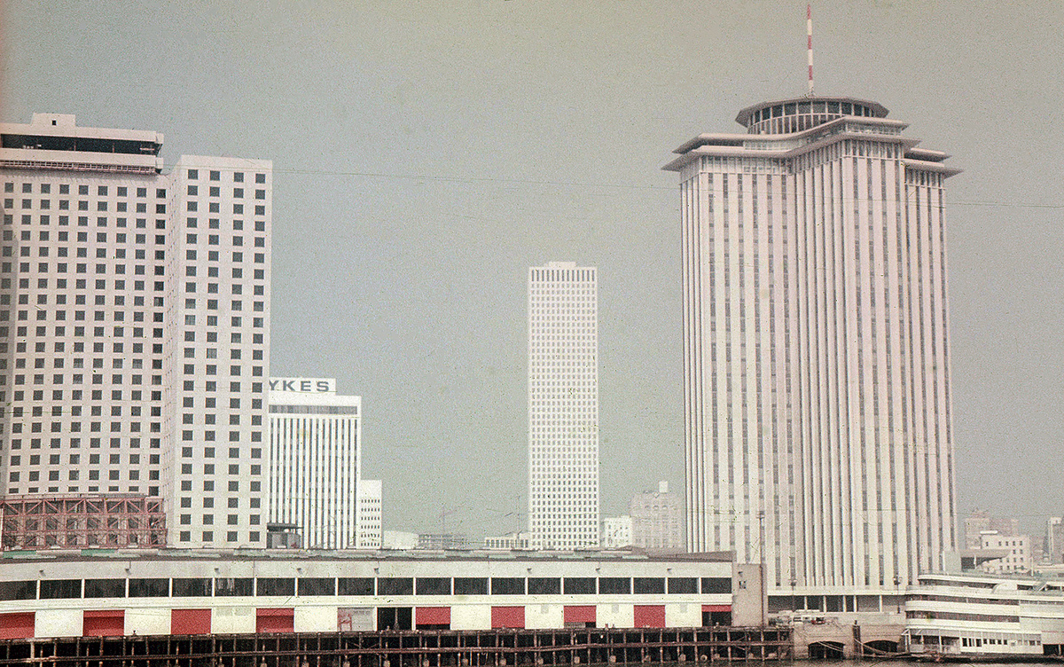 Справа - недавно отстроенный World Trade Center, который потом превратился в Four Seasons Hotel 