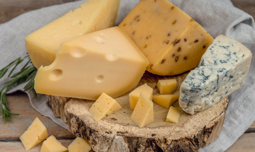 Какой сыр подделывают чаще всего, рассказали в Роскачестве