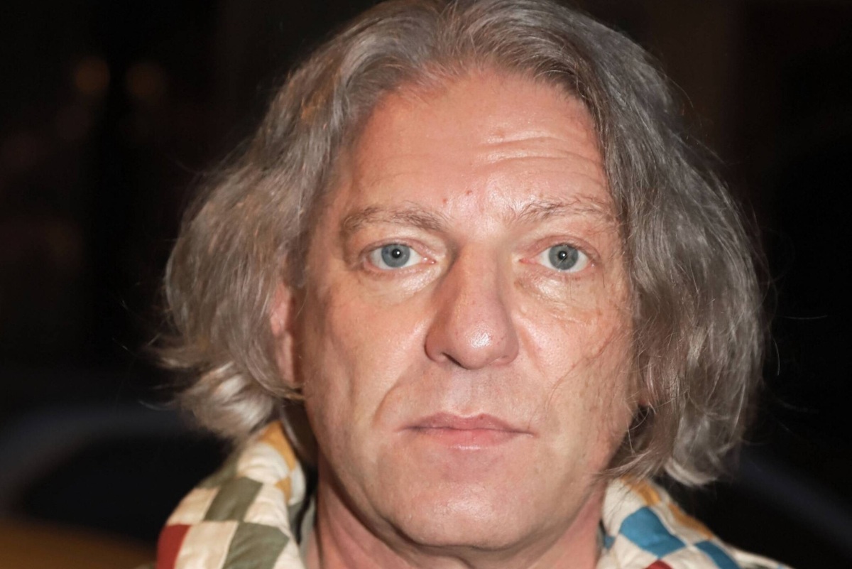     «Упал возле бара и забился в судорогах»: как умер актер и телеведущий Александр Олейников в центре Москвы