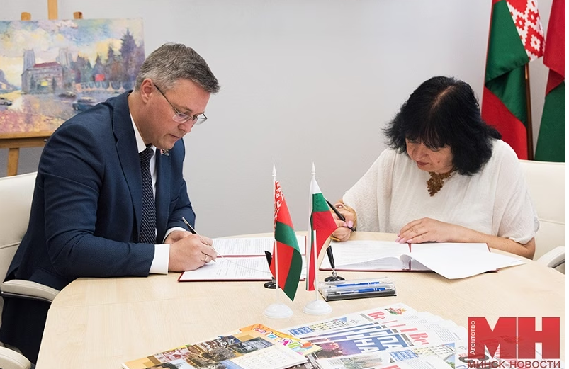 Андрей Кривашев и Снежана Тодорова подписывают соглашение о сотрудничестве между профсоюзами журналистов Беларуси и Болгарии. Фото: Минск-Новости