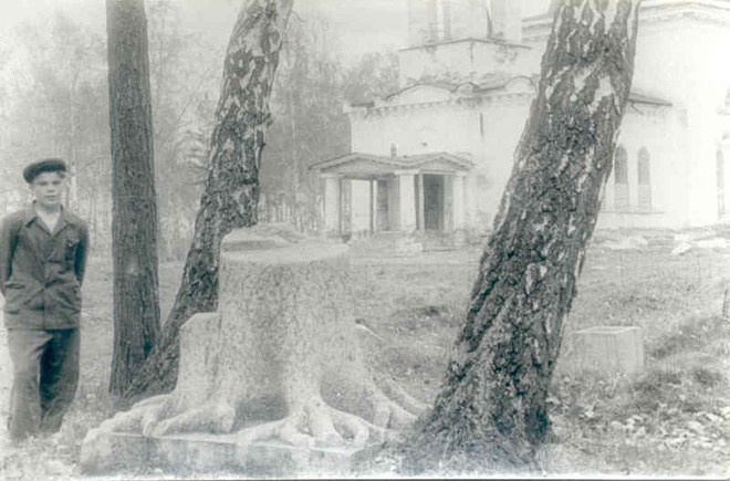 
У Вознесенского храма, 1940-е