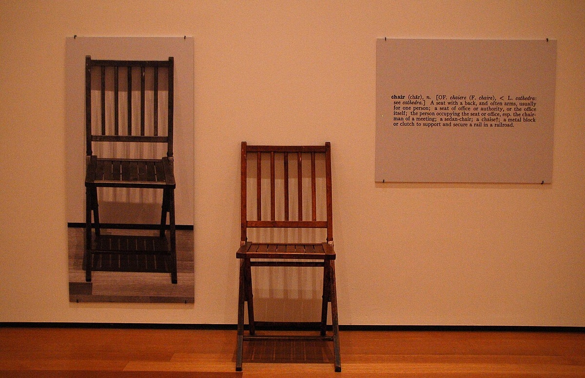 Классическое фото инсталляции "Один и три стула" (One and Three Chairs) 1965 года.