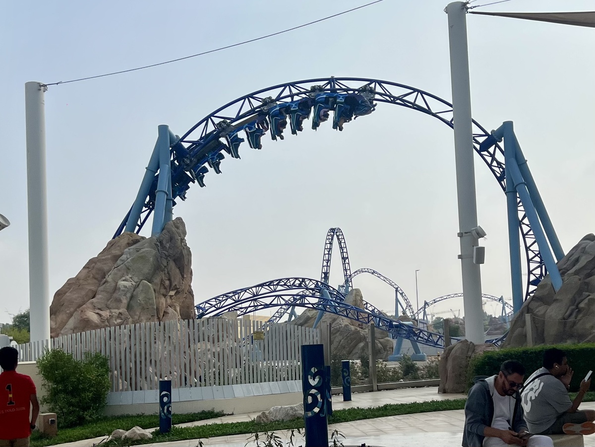 Рядом парк развлечений. Остров Яс. Американские горки с переворачиванием вниз головой.