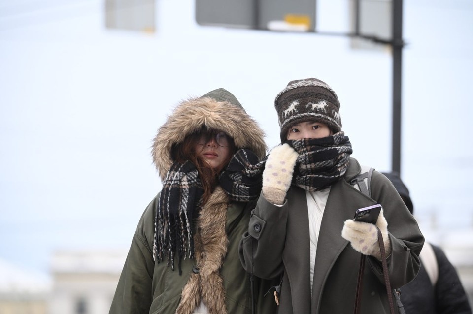    Мороз, но не солнце, однако ж день чудесный - воскресенье на дворе. Алексей БУЛАТОВ