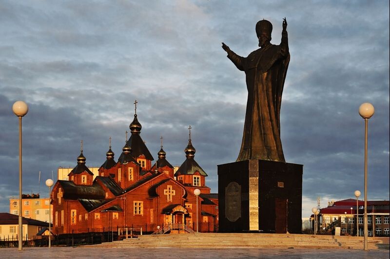 Памятник святителю Николаю Чудотворцу и кафедральный собор во имя свтой живоначальной троицы. Анадырь. Фото Вадим Матвеичев