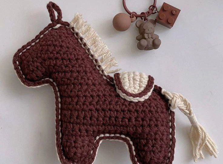 Год лошади только начался, а трендовые брелоки уже заполонили магазины! 🐎 Многие начали вязать их ещё в ноябре, и теперь мы видим их