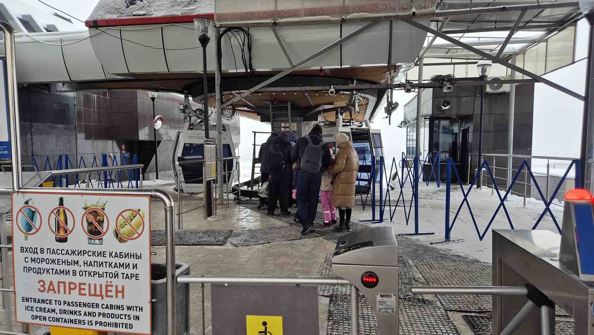 Кабинки не останавливаются. Они замедляются в зоне посадки