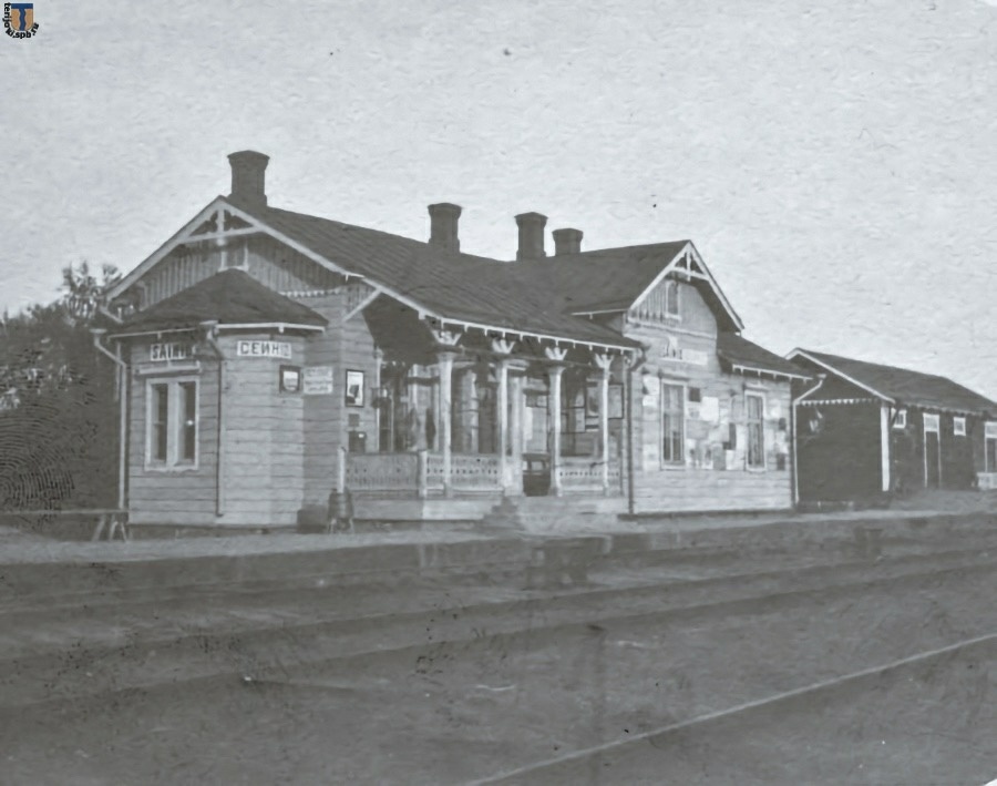 Верхне-Черкасово: Первый вокзал станции Сяйниё. Из справки к фотографии на архивном сайте finna.fi: «Железнодорожная станция Сяйниё была организована 11.09.1870 г. на участке Выборг - Раяйоки Петербургской жел. дор. Здание вокзала Сяйниё IV класса было построено в 1870 г.»