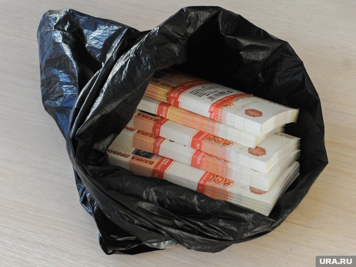     Подозреваемая забрала себе 30 тысяч украденных денег, а остальное отдала курьеру