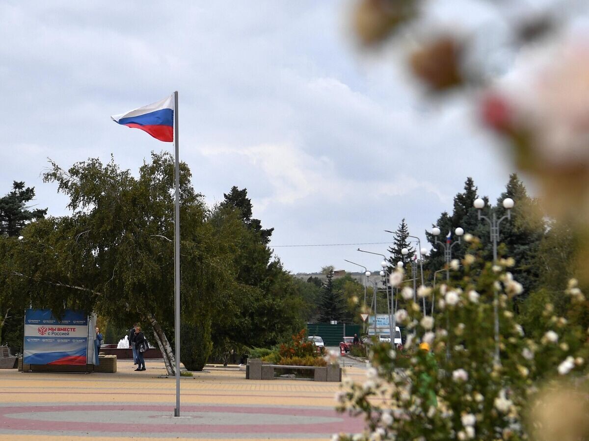    Российский флаг в парке города Васильевка Запорожской области | © РИА Новости / РИА Новости
