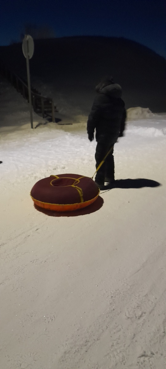 Это Толюшка с ватрушкой)