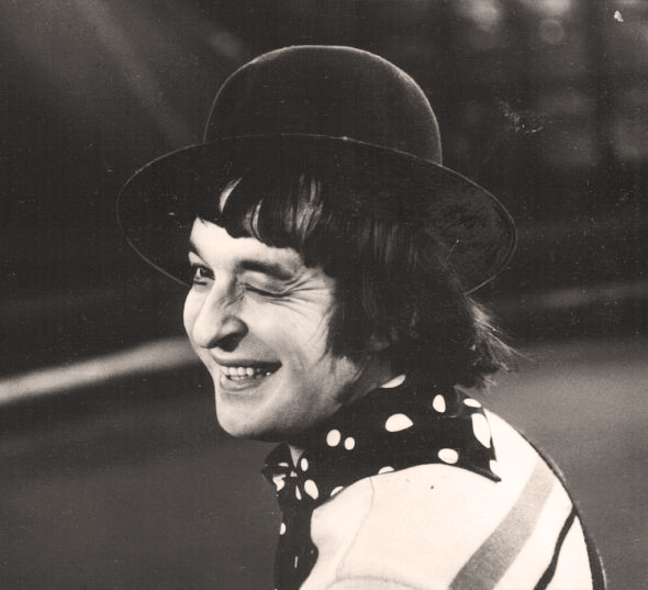 Леонида типично было видеть в полосатой маечке, обтягивающих брюках на одной подтяжке и обуви с удлиненными носками