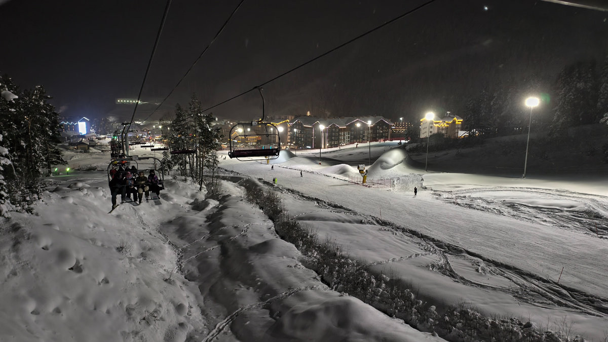 Трассы пустые, потому что все стоят в очереди