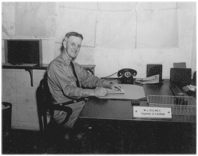 Автор - Captain W.J. Holmes (1900–1986) на своем рабочем месте.