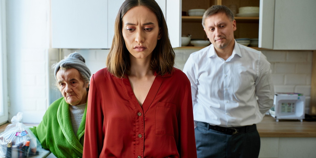 – Мама здесь не гостья – Муж велел терпеть, когда свекровь начала выбрасывать мои вещи