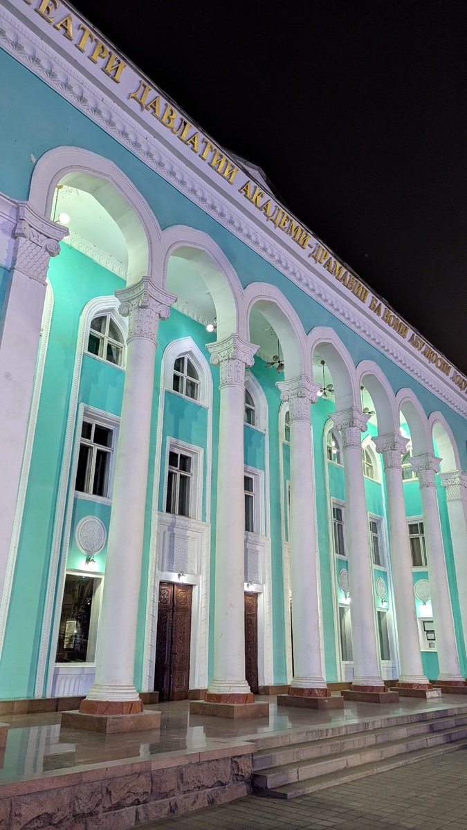 Колонны театра