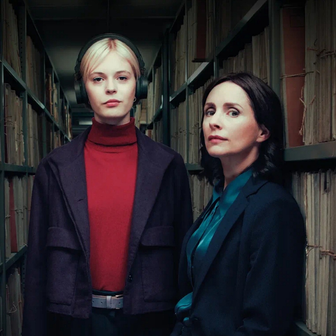 Фото в свободном доступе из интернета. Пейшенс слева с коллегой из 1 сезона