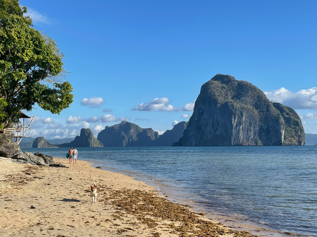 Это остров Эль-Нидо в филиппинском Палаване. Вокруг него около 50 маленьких островов. Можно взять тур на бангках и осмотреть их поближе. Фото: Omri D. Cohen / Unsplash