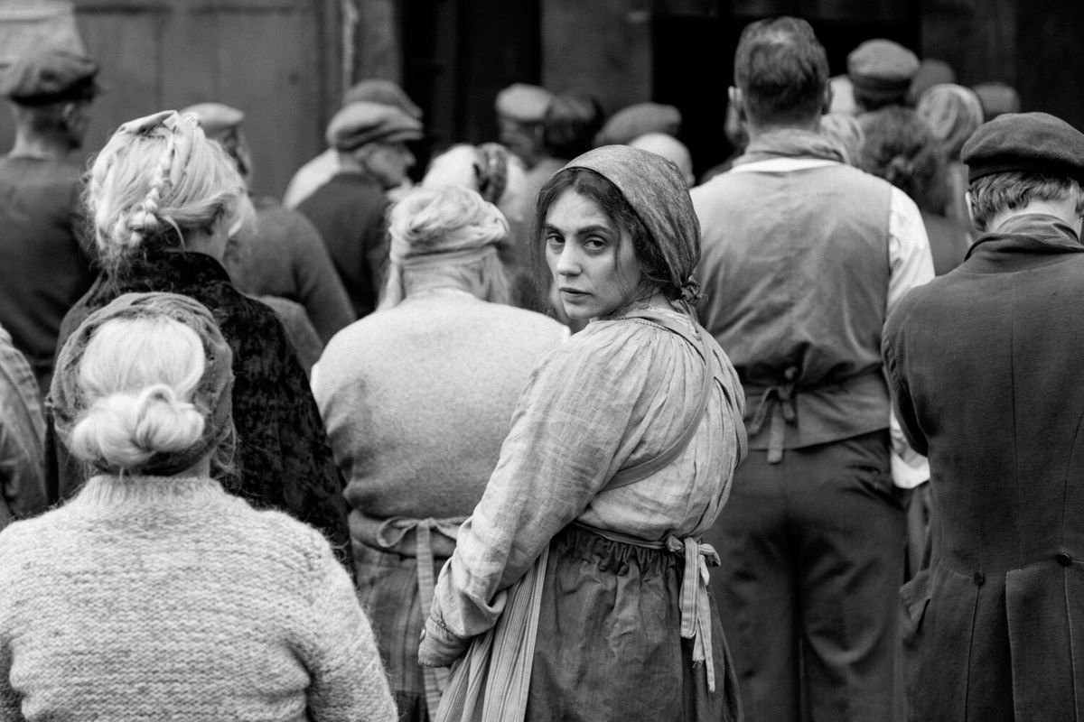 Кадр из фильма. В центре сюжета – простая швея Каролина (Виктория Кармен Сонн), в силу бедности вынужденная не жить, а выживать