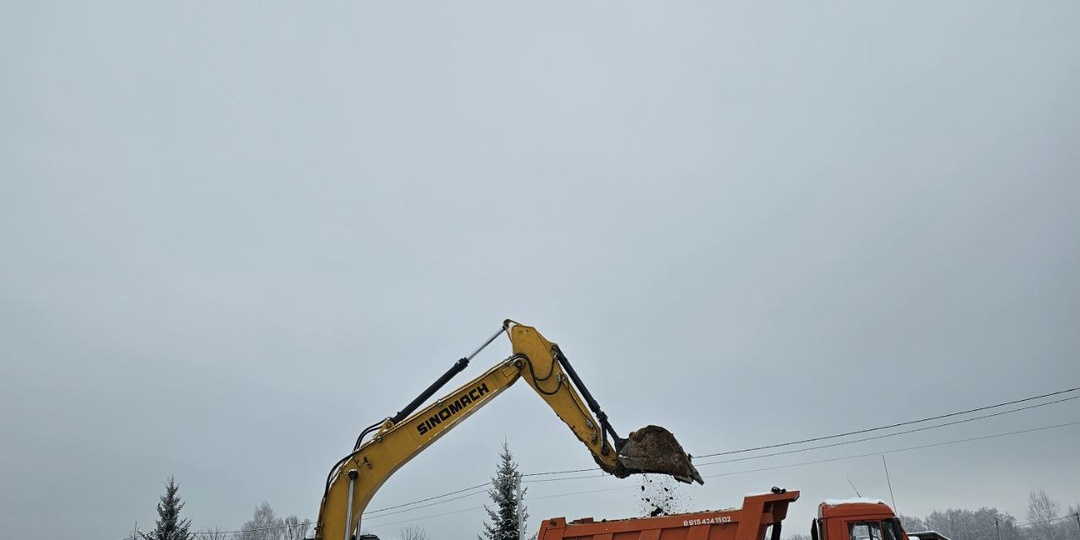 Куда деть всю землю с пруда? Подсыпаю участок КАМАЗами до уровня фундамента