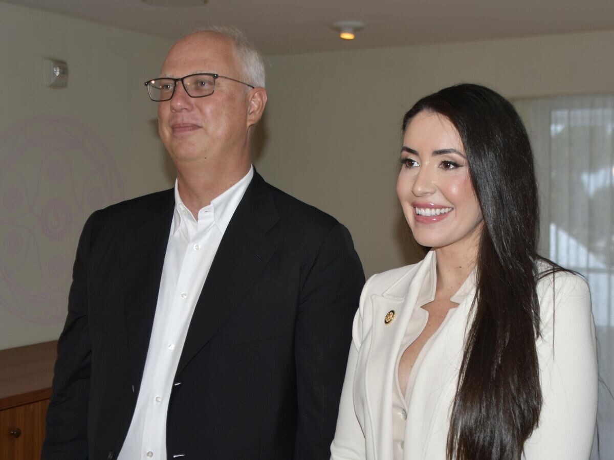    Спецпредставитель президента РФ по экономическому сотрудничеству с зарубежными странами Кирилл Дмитриев и член Палаты представителей Конгресса США Анна Паулина Луна во время встречи в Майами | © РИА Новости