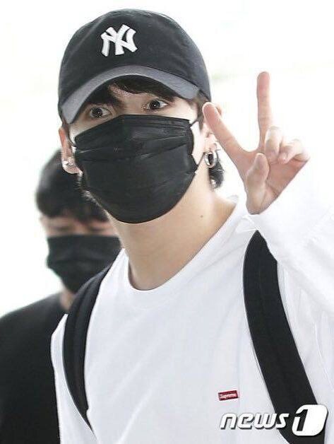 В мае 2022 года #Чонгук прилетел в Нью-Йорк, чтобы снять клип "Left and Right" с #Чарли Путом!