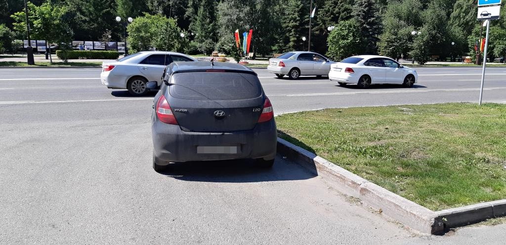 Какой поворотник все-таки нужно включать при выезде с кармана (направо) на главную дорогу