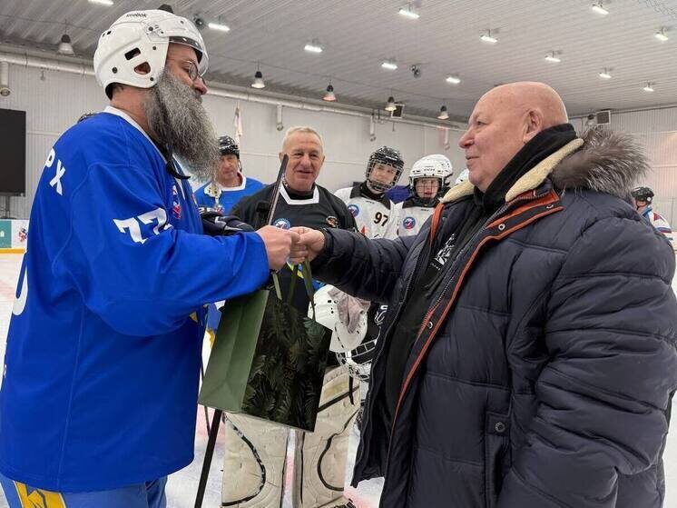     Символ памяти: мини-хоккейную клюшку вручили главному раввину Ростова-на-Дону в ЕАО фото: пресс-служба департамента по физической культуре и спорту ЕАО