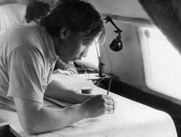 Рабочий стол гидрологов то вдруг стремительно накатывает на сидящего за ним человека, то неожиданно уходит вниз и тогда приходится ловить улетающие навигационные инструменты и ручки с карандашами