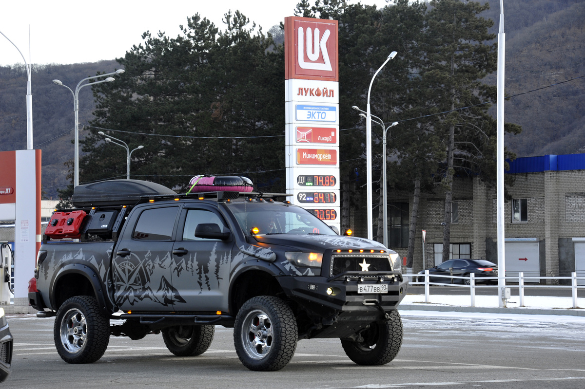 Тоета Тундра была в роли новогодней ёлки))