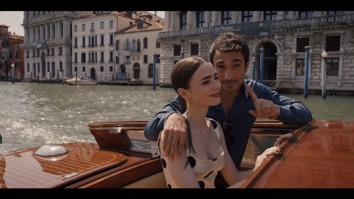 Кадр из сериала "Эмили в Париже" (Франция, США, с 2020, реж. Эндрю Флеминг)