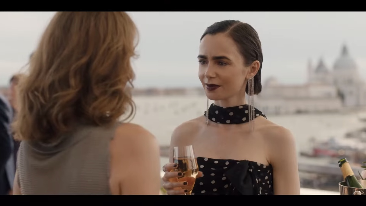 Кадр из сериала "Эмили в Париже" (Франция, США, с 2020, реж. Эндрю Флеминг)